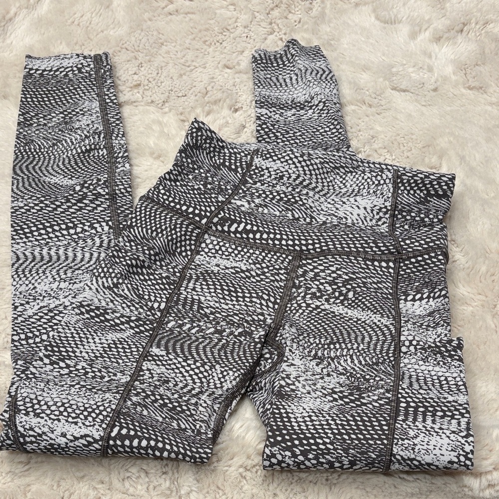 Lululemon Snake Skin Leggings with pockets, Size 2
